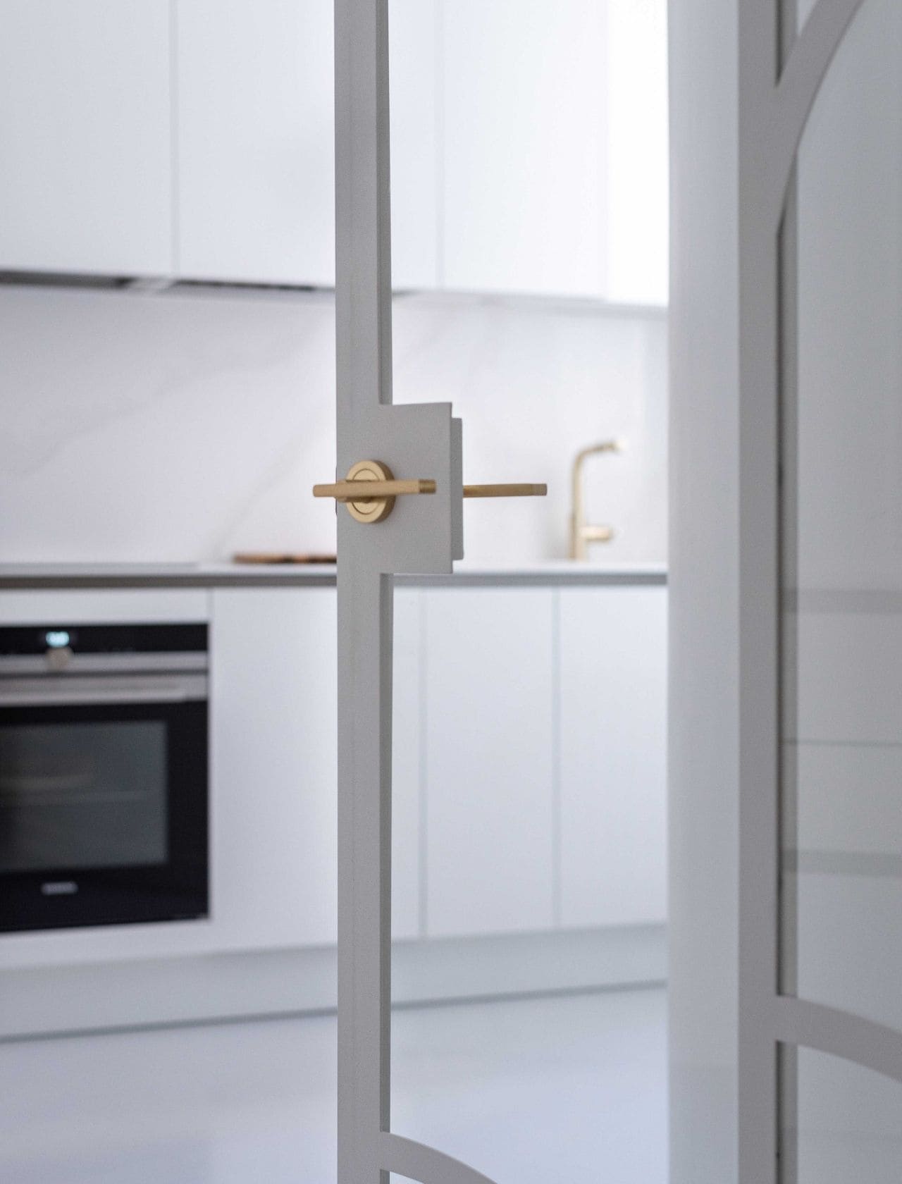 Rénovation totale Paris 18 Pure White by Camille Duchemin